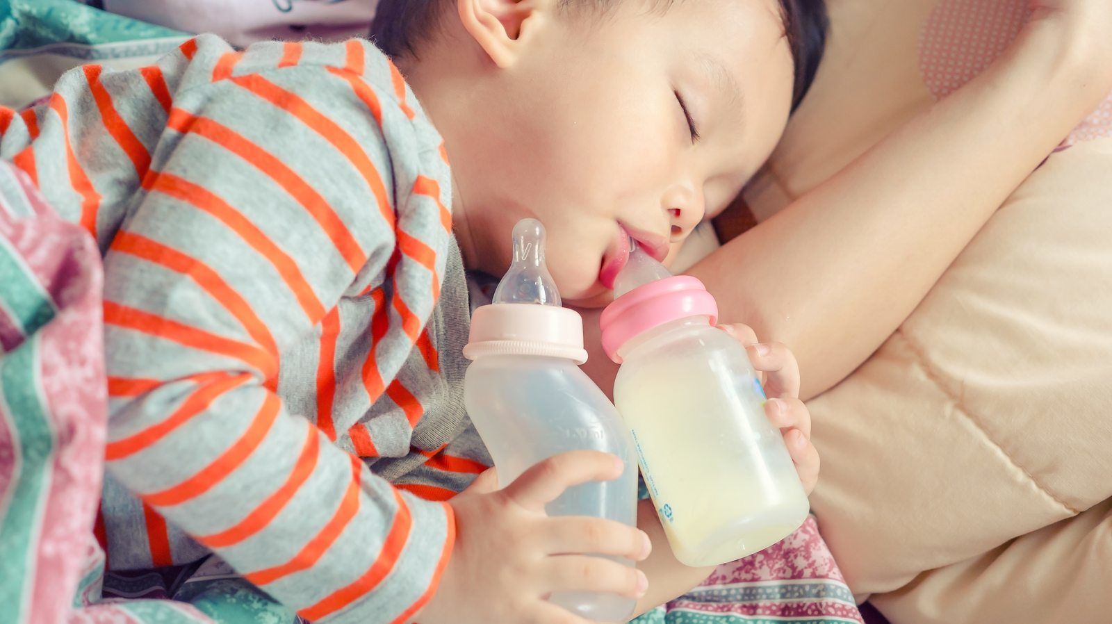 1. Tidak membiasakan si Kecil minum susu sampai tertidur